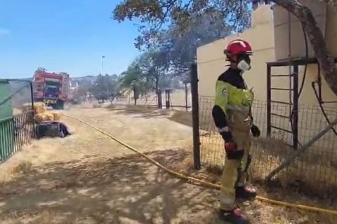 Bomberos del Consocio Provincial de Huelva en el incendio de Villanueva de los Castillejos.