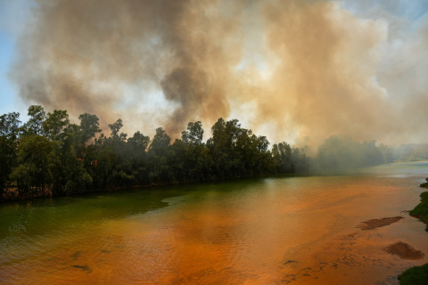 Columna de humo provocada por el incendio que se originó este lunes en un paraje de Villanueva de los Castillejos.
