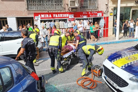 El hombre, tras ser excarcelado del coche, precisó asistencia sanitaria y, posteriormente, fue trasladado a un hospital.