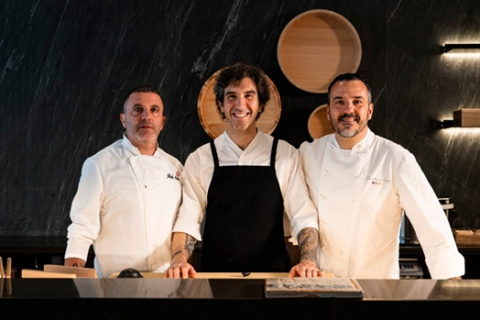 Los chefs Rafa Soler, Diego Laso y José Manuel Miguel, en la barra de Onami.