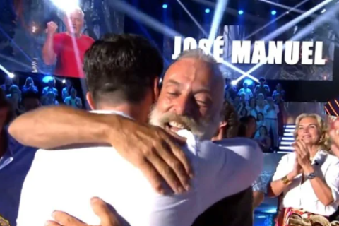 José Manuel Soto, se abraza a su hijo.