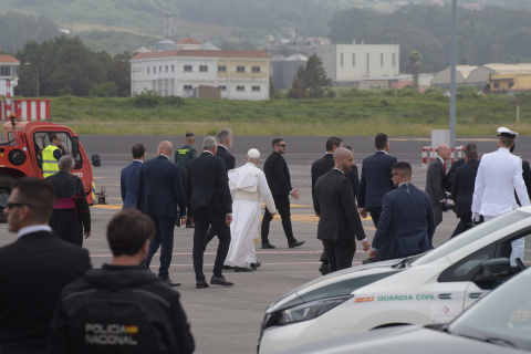 El Rey Felipe VI y el Papa León XIV durante la celebración de la ceremonia oficial de despedida al Papa León XIV en el Aeropuerto Internacional de Tenerife.