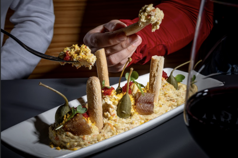 Ensaladilla rusa con sardina ahumada, alcaparrones y huevas de trucha de BirliBirloque