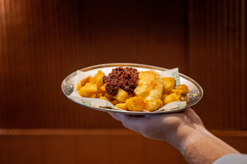 Bravas con mermelada de chorizo jabuguito ahumado y alioli de TIMOTEO
