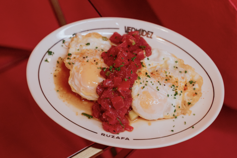 Atún rojo picante con huevos y patatas de VERMÚDEZ