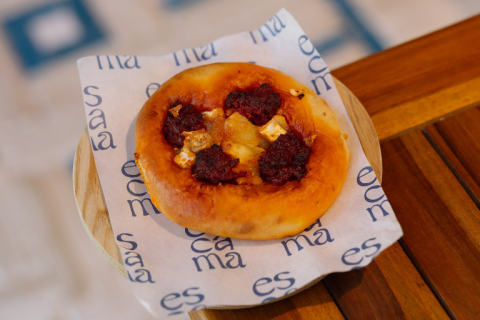 Coca de sobrasada y queso de cabra de ESCAMA