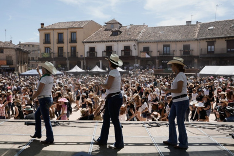 La Plaza Mayor se convierte en una gran pista country.