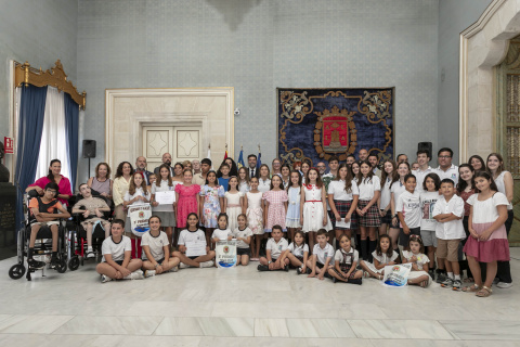 Los alumnos de los colegios que han participado en esta edición Fogueres Escolars.
