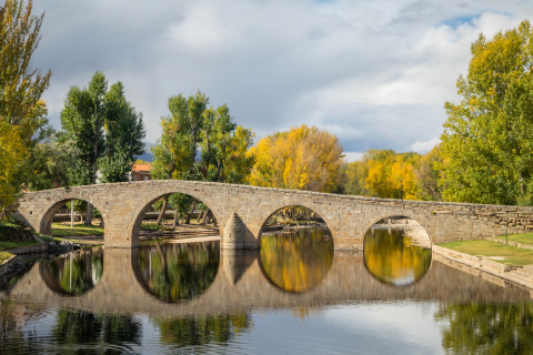 Vista del puente romano de piedra