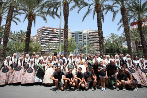 Belleas, Damas y autoridades posan en la PLaza de los Luceros con los integrantes de Pirotecnia Hermanos Ferrandez.