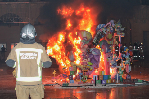 El fuego devora la Hoguera oficial infantil 