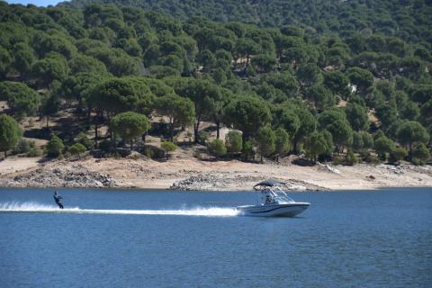 Esquí acuático en el embalse de San Juan @Comunidad de Madrid