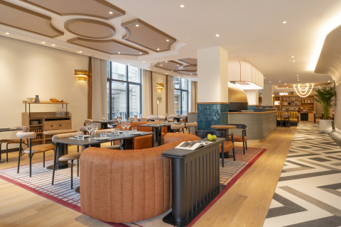 El interior de GINA combina un diseño contemporáneo con una atmósfera cálida y una cocina italiana reinterpretada desde una mirada mediterránea.