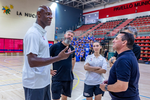 El campeón de la NBA, Francisco Elson, junto al alcalde de La Nucía, Bernabé Cano.