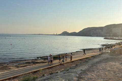 El nuevo espacio introduce una ampliación del paseo marítimo con la prolongación de la pasarela de madera que conecta con el club náutico.