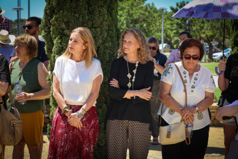 La alcaldesa de Torrent, Amparo Folgado, junto a la familiar de una víctima.