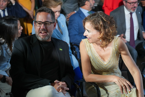 La secretaria general del PSOE-A y portavoz parlamentaria socialista, María Jesús Montero, junto al portavoz parlamentario de Adelante Andalucía, José Ignacio García.