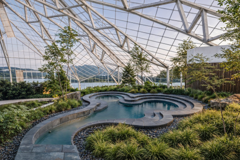 El complejo termal de Caldea combina piscinas de agua caliente, espacios naturales y arquitectura singular en pleno corazón de Andorra.