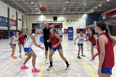 Bryan Gates dirige forma tanto a los 185 jóvenes participantes como a los entrenadores del campus.