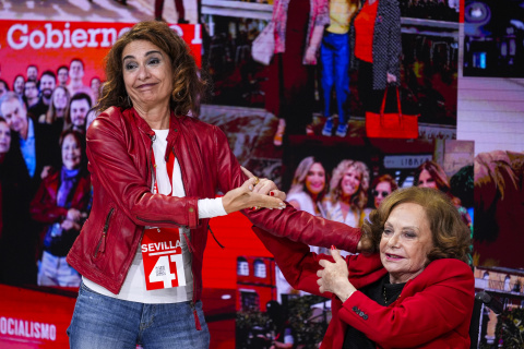 Homenaje a Amparo Rubiales durante los premios Rosa Manzano en el primer día del 41 Congreso Federal del PSOE de 2024 en Sevilla.