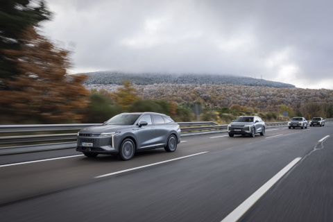 OMODA 9 SHS híbrido enchufable en carretera