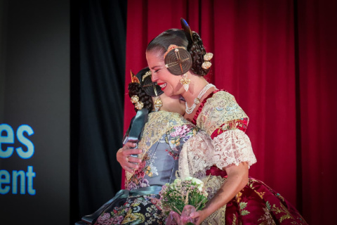 Las que serán máximas reresentantes de las fallas en Torrent, Amparo y Carla se funden en un emocionado abrazo tras ser elegidas.