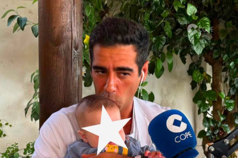 Alberto Herrera, con su hijo.