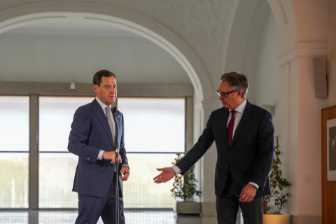 El presidente de la Junta, Juanma Moreno, con el líder de Vox, Manuel Gavira.