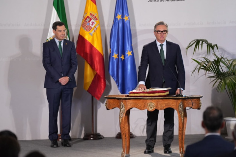 El presidente de la Junta de Andalucía, Juanma Moreno, atento a la toma de posesión de Manuel Gavira (Vox) como vicepresidente .