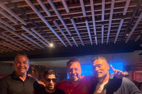 Festejando el triundo de la selección española.