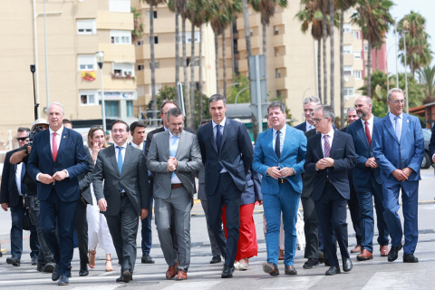 El ministro Albares en la comitiva del acto de supresión de la Verja de Gibraltar, con el presidente Pedro Sánchez a la cabeza.