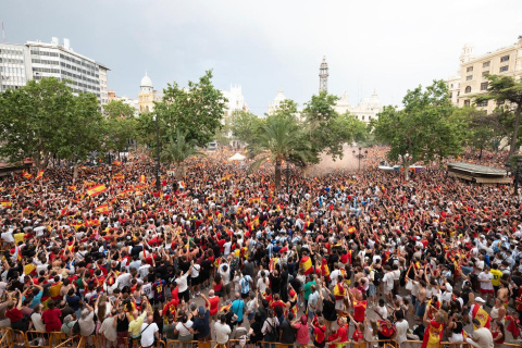 Plaza del Ayuntamiento de Valencia abarrotada para ver la final del Mundial 2026 en pantalla gigante