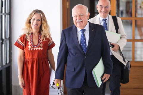 La vicepresidenta primera del Parlamento andaluz, Ana Mestre, y el presidente, Jesús Aguirre.
