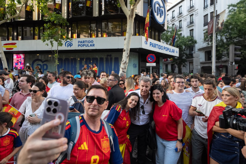 Feijóo se fotografía con aficionados en Génova 13