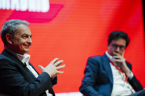 El expresidente del Gobierno, José Luis Rodríguez Zapatero, y el líder del PSOE en Madrid y ministro, Óscar López.