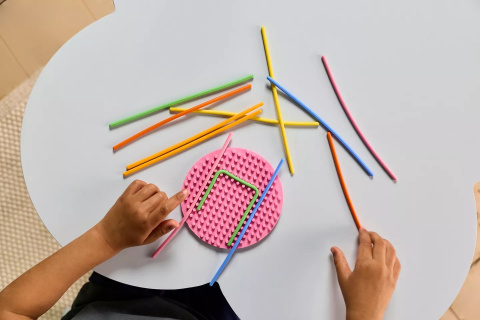 El tablero sensorial de TOYLINO incluye 13 piezas para crear formas y estará disponible en Aldi desde el 25 de julio por 1,99 euros