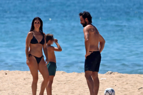 Elena Furiase y su marido Gonzalo Sierra con su hijo Noah en las playas de Cádiz.