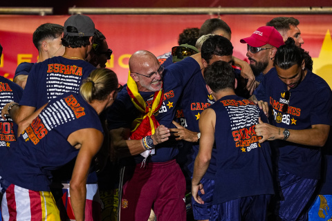 Luis de la Fuente celebra con sus jugadores tras ganar la Copa del Mundo