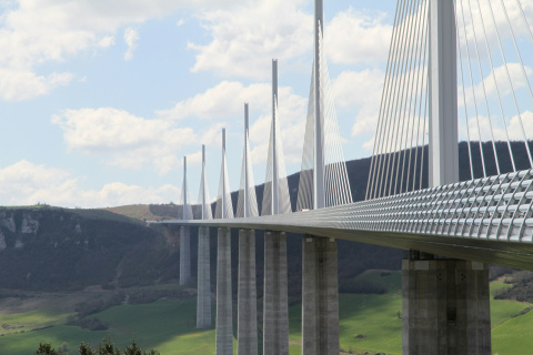 El Viaducto de Millau elevó la ingeniería europea a una nueva dimensión gracias a su diseño y su integración con el paisaje francés.