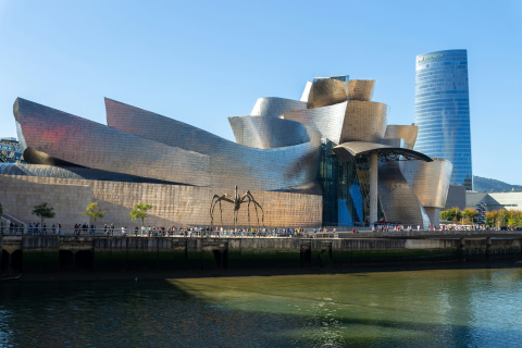 El Museo Guggenheim Bilbao transformó la imagen internacional de la ciudad y dio origen al conocido