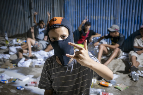 Decenas de migrantes que han pasado la frontera entre Ceuta y Marruecos