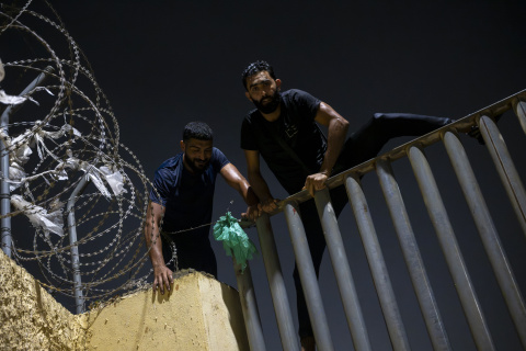 Varios migrantes saltan la valla que hace de frontera entre Ceuta y Marruecos