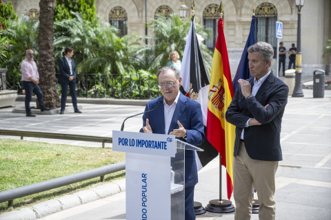 El presidente del Partido Popular, Alberto Núñez Feijóo, acompañado del presidente de la ciudad autónoma de Ceuta, Juan Jesús Vivas.