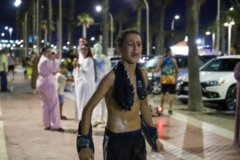 Un menor por las calles de Ceuta tras llegar a nado desde Marruecos