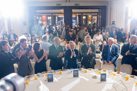 Presidentes y presidentas del PP apoyan a Juan Jesús Vivas junto a Feijóo en un acto en Madrid.