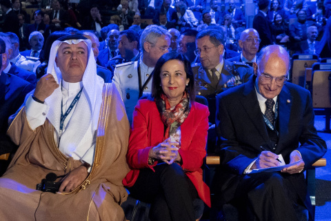 La ministra de Defensa, Margarita Robles, y el presidente de la Fundación FEINDEF, Julián García Vargas (d).