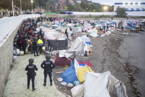La Policía desaloja a los migrantes de playa Benítez de Ceuta.