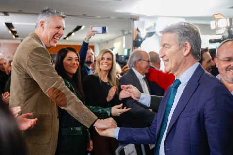 El presidente del Partido Popular, Alberto Núñez Feijóo, saluda al alcalde de Badalona, Xavier García Albiol