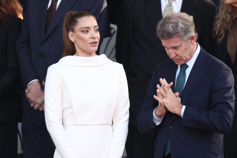 La portavoz del PP en el Congreso, Ester Muñoz, y el presidente del Partido Popular, Alberto Núñez Feijóo, durante el desfile del 12 de Octubre