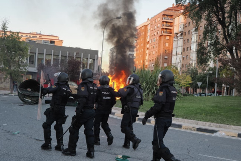 Varios agentes de la Policía Nacional durante el encuentro ‘Mafia o Patria’, organizado por Vito Quiles, en Pamplona